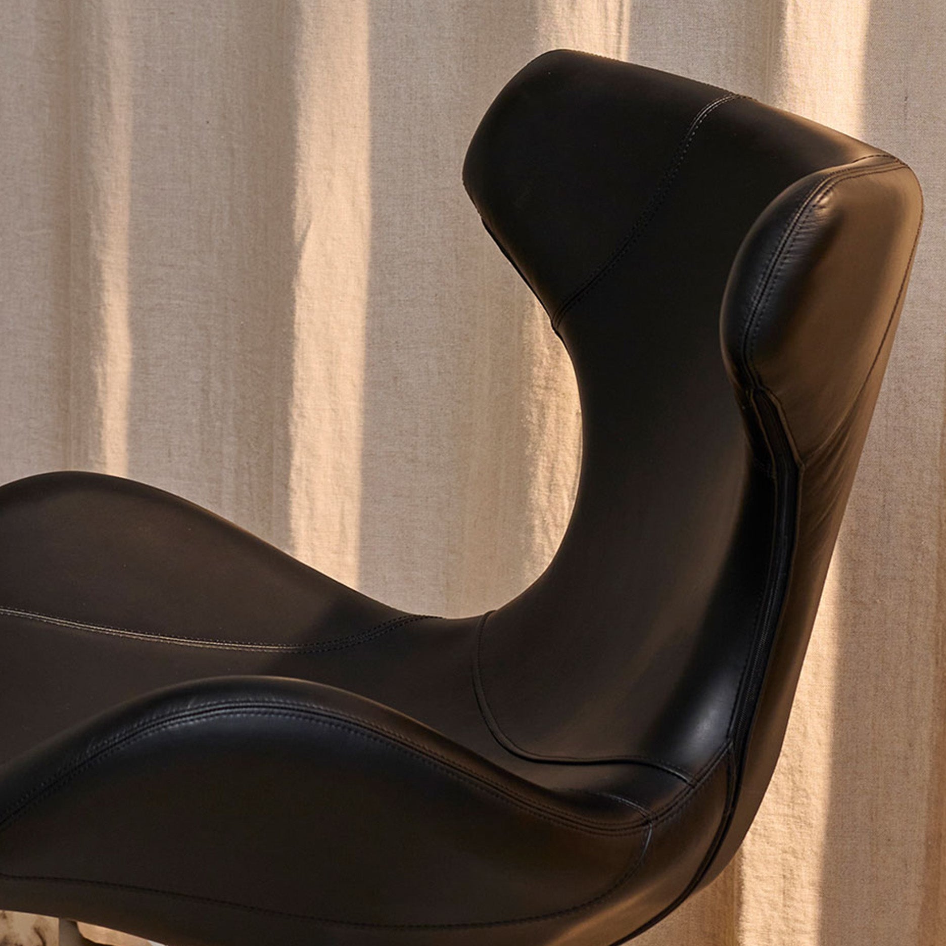 Kato Loungesessel Leder m. schwarzem Drehsockel